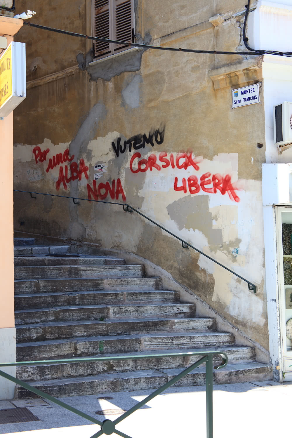 Peinliche Grafities und Parolen in Bastia