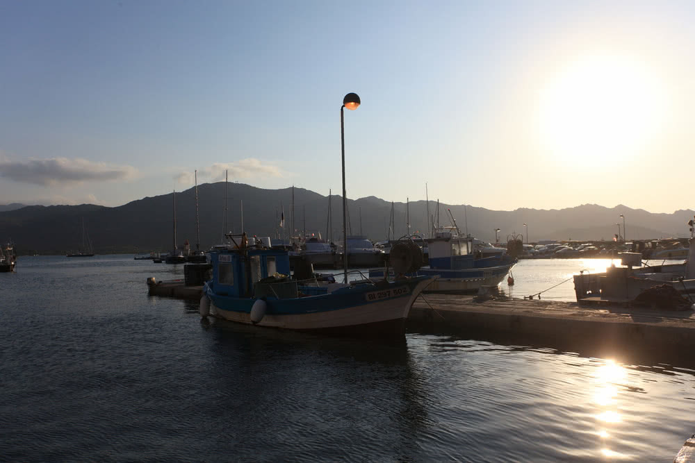 Altes Fischerboot im Hafen von St. Florent