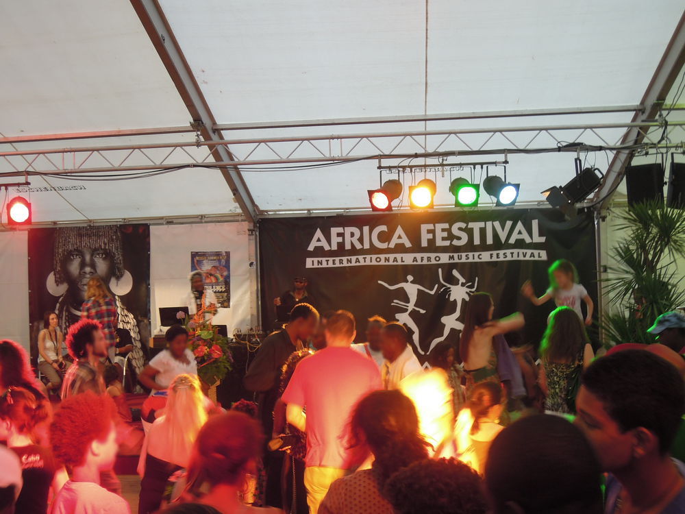 Tanzen im Afrikazelt