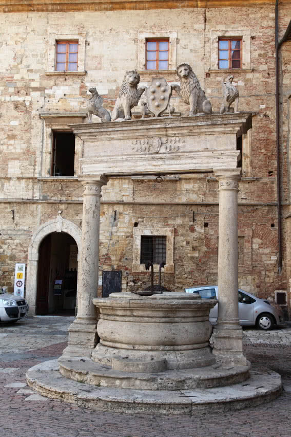 Brunnen am der Piazza di Montepulciano