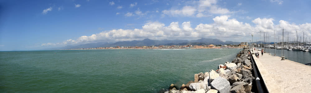 Blick vom Meer auf Viareggio in der Toskana